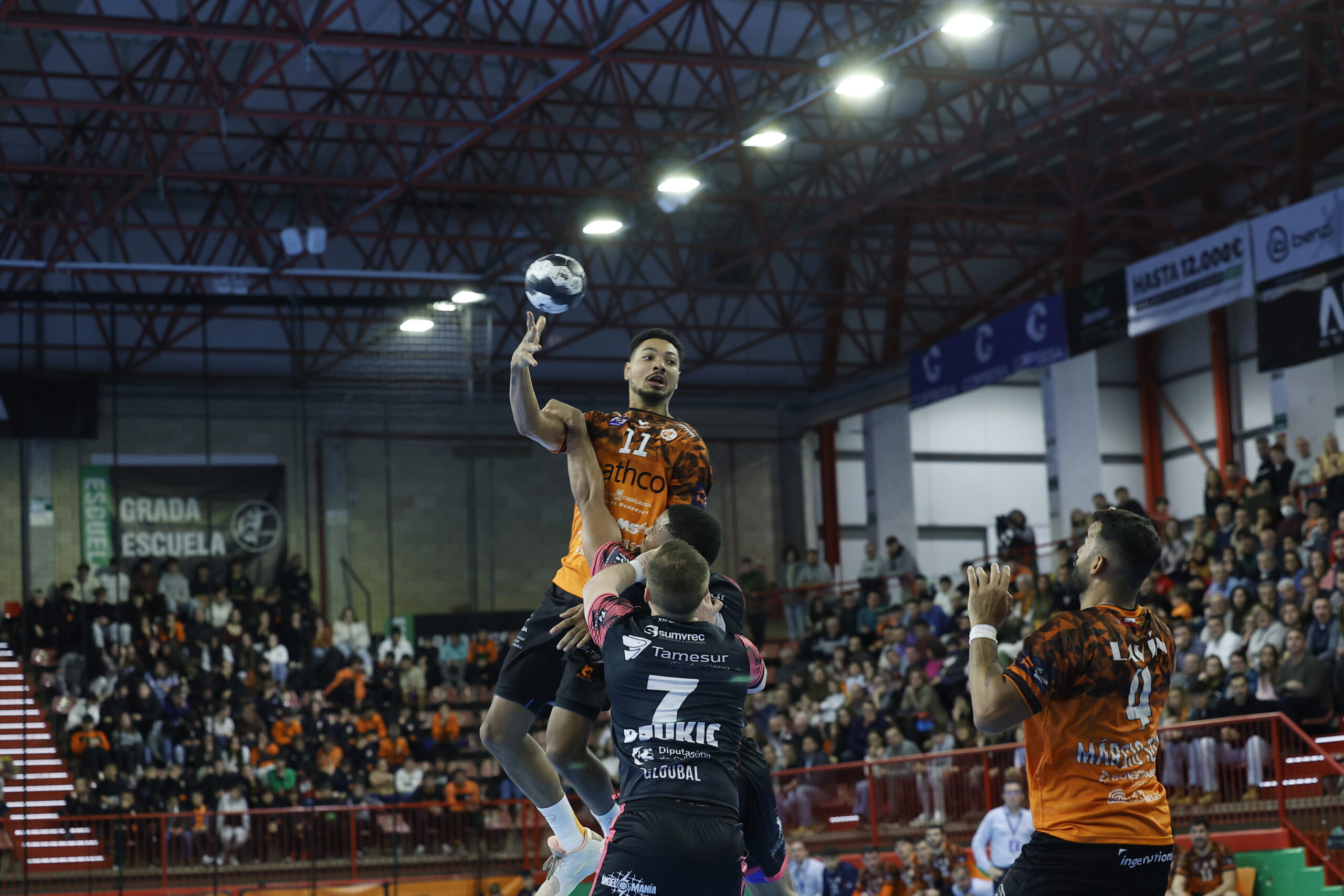 El Bathco BM Torrelavega reina en el caos