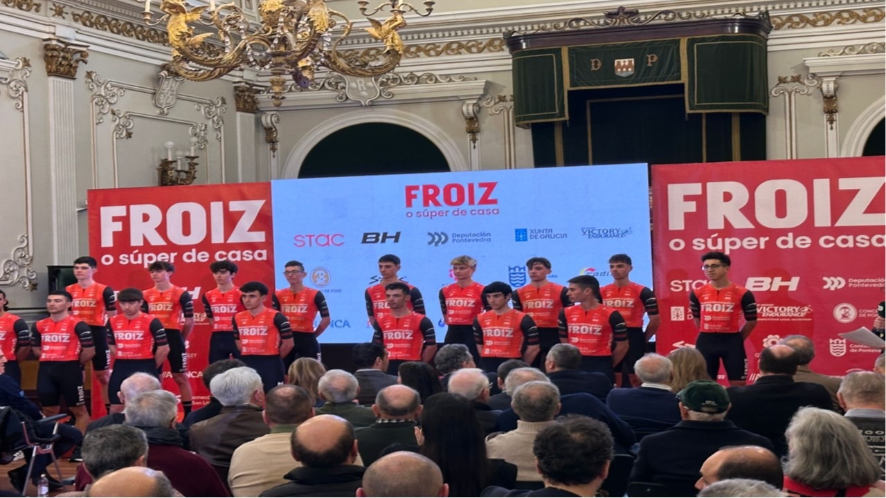Se presento en la mañana de hoy, la formación del  Froiz,  que cumple su 39 aniversario.