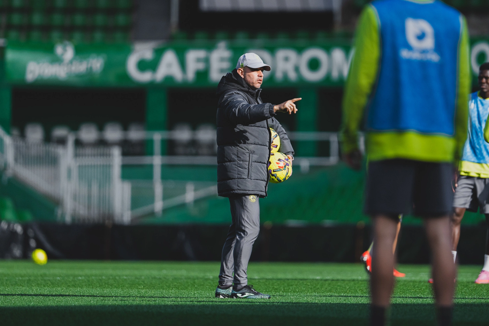“Todos quieren quitarnos de nuestra posición y para mantenerla tenemos que ganar a todos, esa tiene que ser nuestra mentalidad”