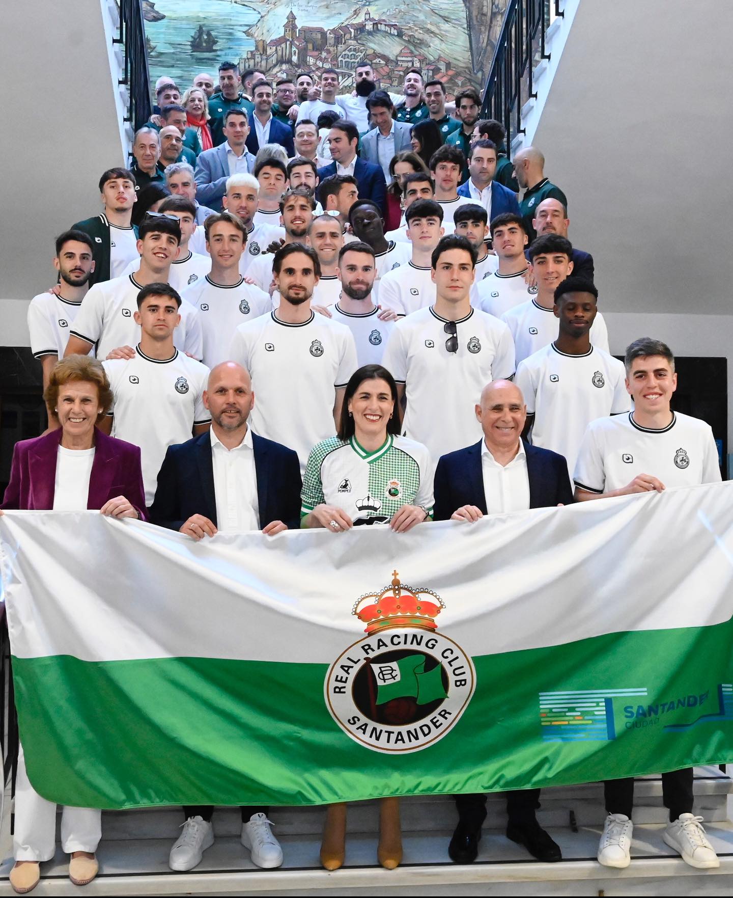 Gema Igual recibe al Racing en el Ayuntamiento para compartir con la ciudad la alegría del ascenso