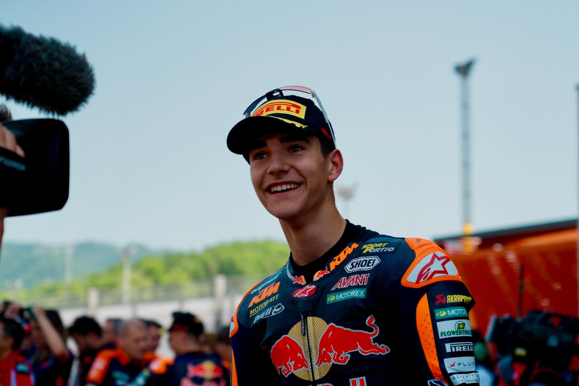 Carlos Caramés felicita al joven piloto Brian Uriarte, vecino de Boo de Piélagos, por su victoria en Mugello