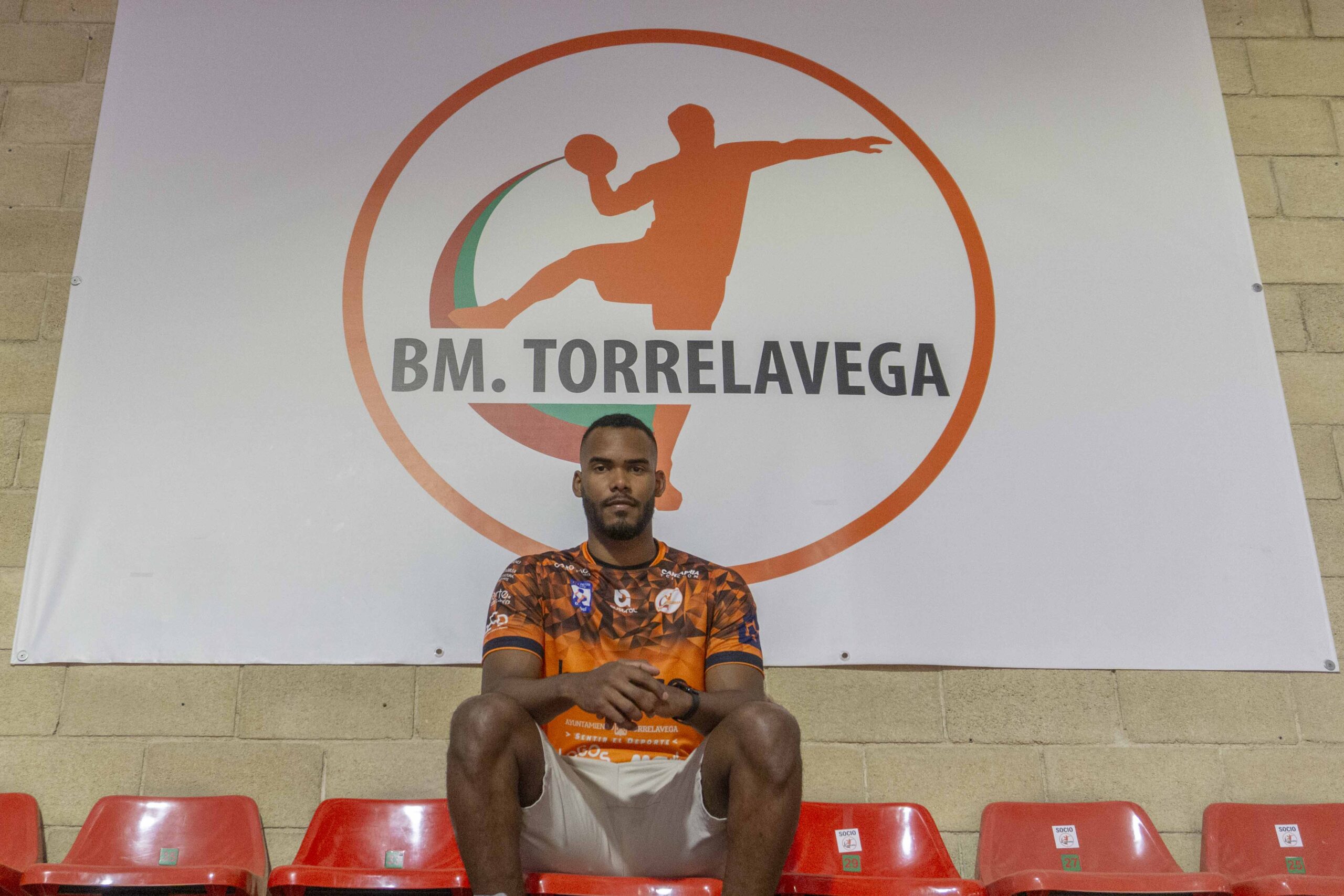 El Bathco BM Torrelavega apuntala su lateral izquierdo con el cubano Frank Cordiés