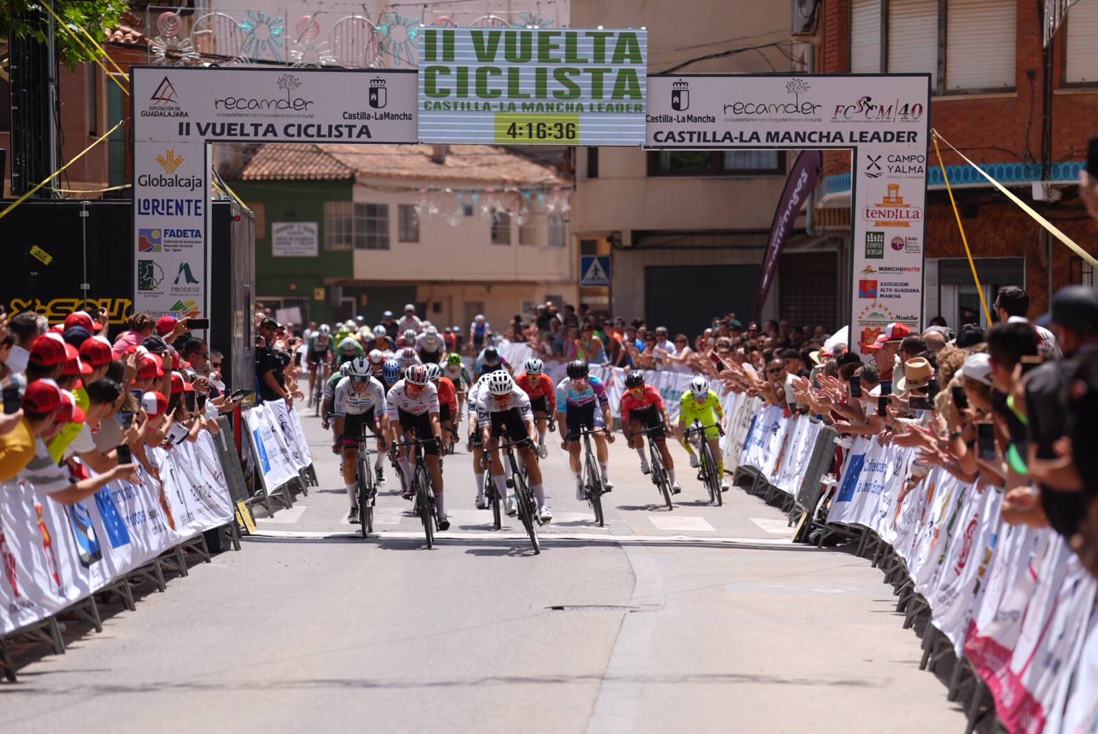 Víctor Benareau, el más rápido en Quintanar del Rey, se viste de líder en la Vuelta a Castilla-La Mancha