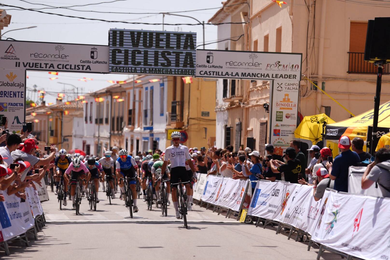 Víctor Benareau repite victoria en Agramón y es más líder de la Vuelta a Castilla-La Mancha Leader