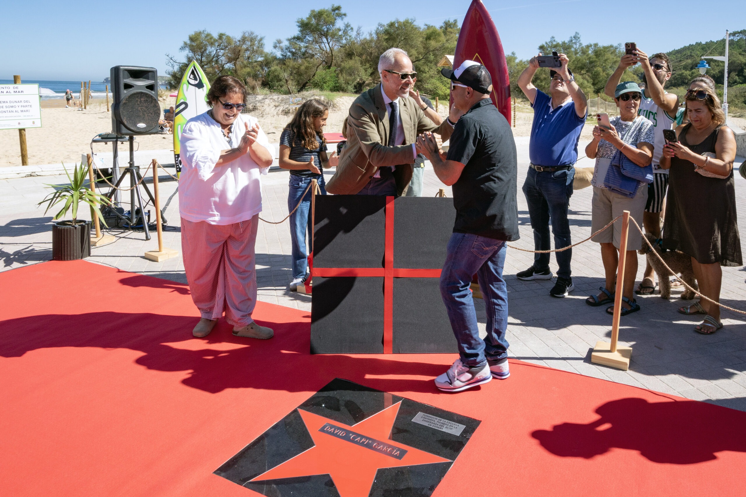 Homenaje al surfista David ‘Capi’ García, reconocido en el ‘Paseo de las Estrellas’ de Somo