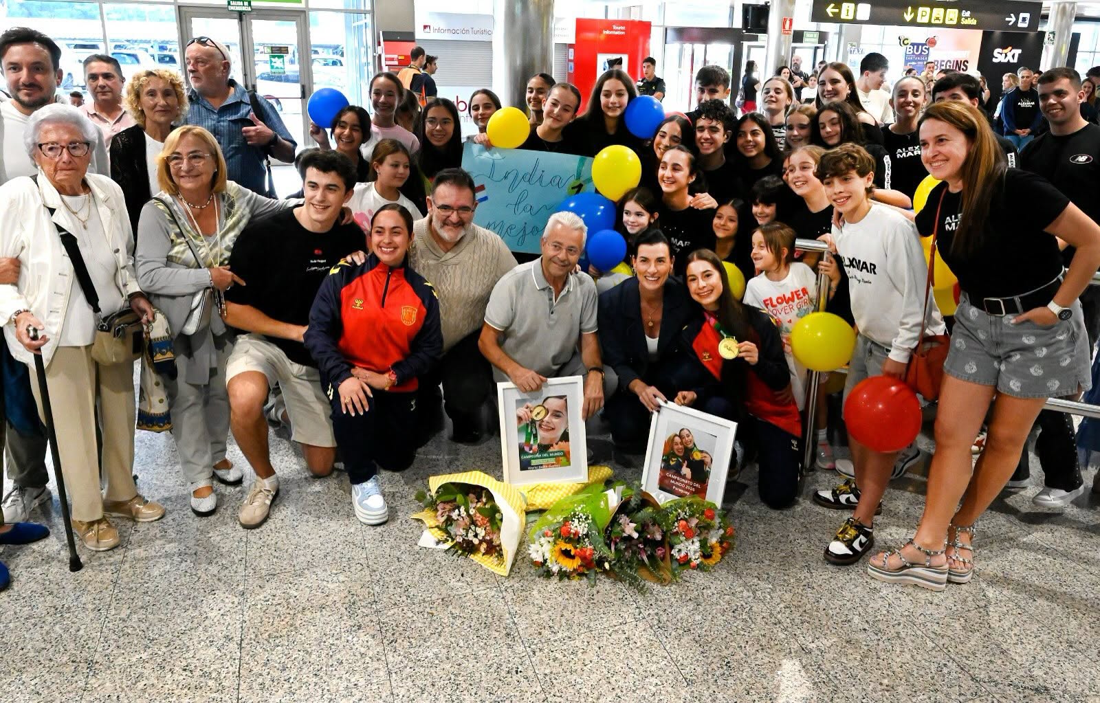 Gran recibimiento a la bicampeona mundial India González Rojo a su llegada a Cantabria