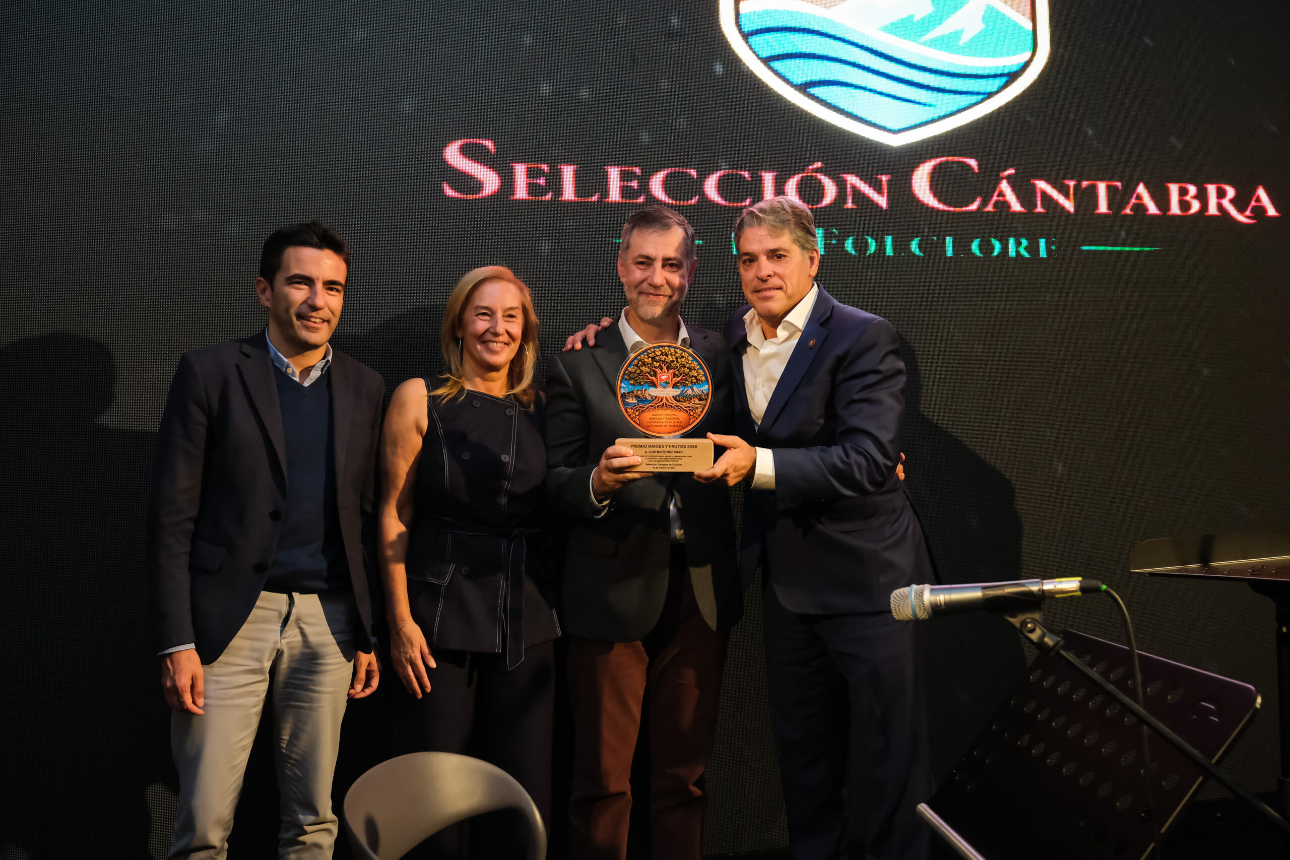 Luis Martínez Abad recibe el I Premio Raíces y Frutos de la Selección Cántabra de Folclore