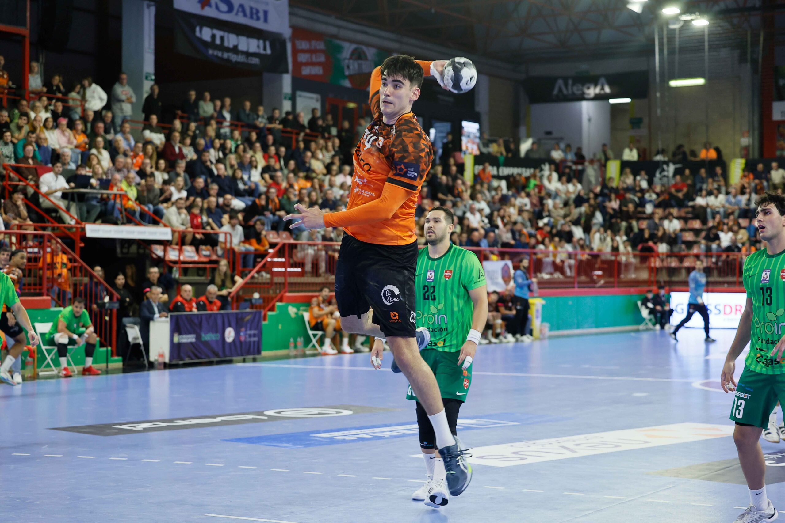 El Bathco BM Torrelavega contra el invicto pucelano