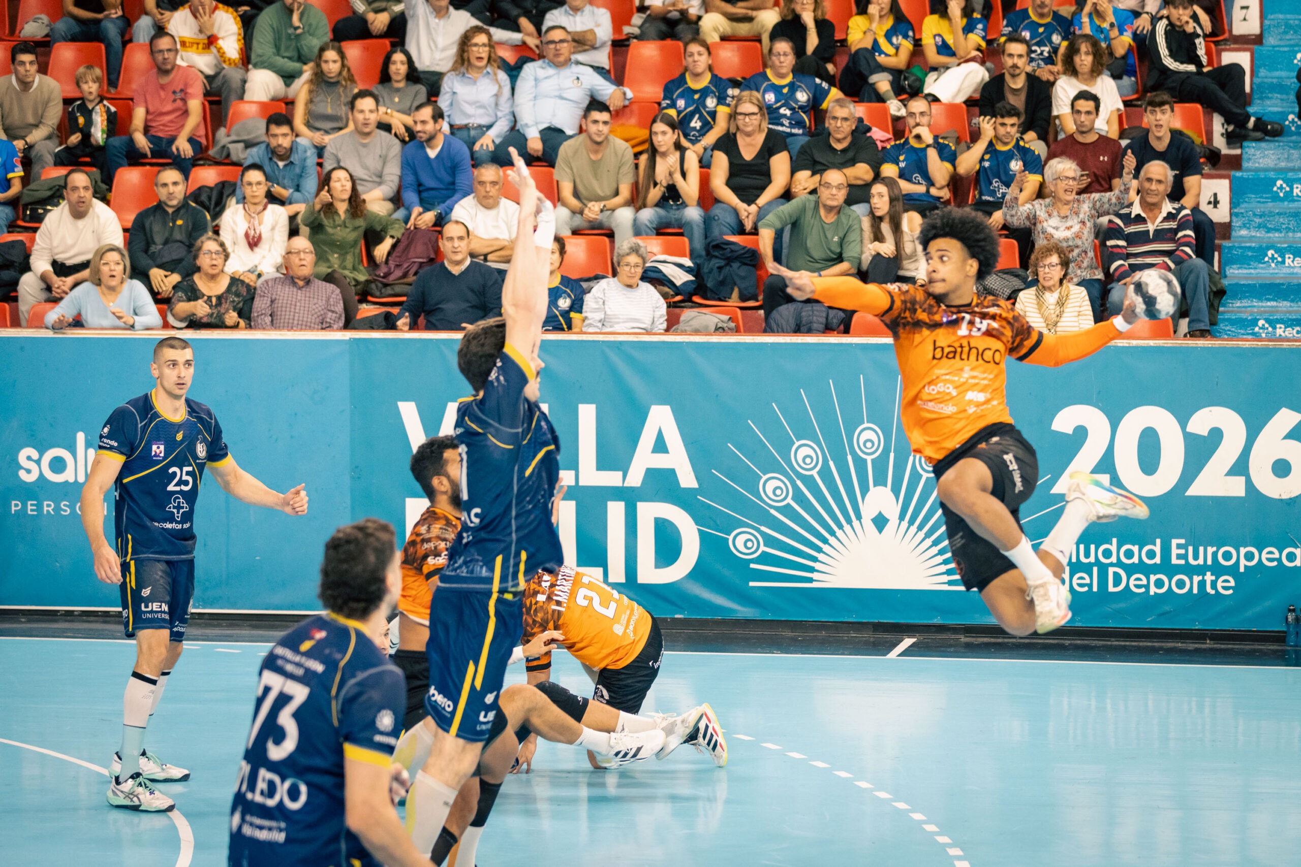 Álex Rubiño corona al Bathco BM Torrelavega en Huerta del Rey
