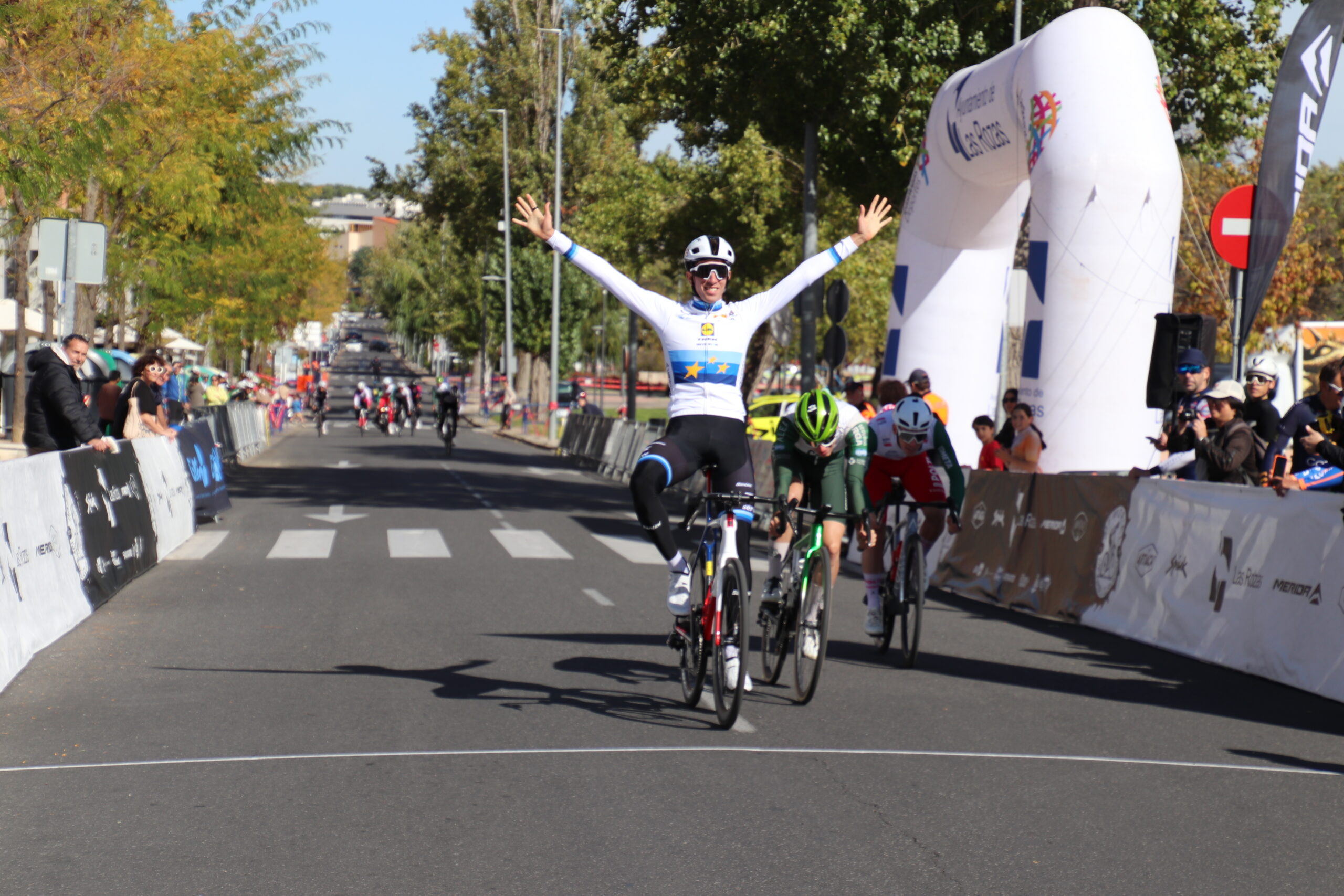 Héctor Álvarez se impone en el Memorial María Isabel Clavero, una gran fiesta del ciclismo en Las Rozas